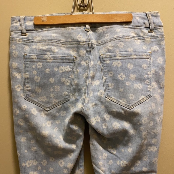 ✨NEW✨FOREVER21 LIGHT BLUE JEANS WITH WHITE DAISIES - Picture 7 of 14